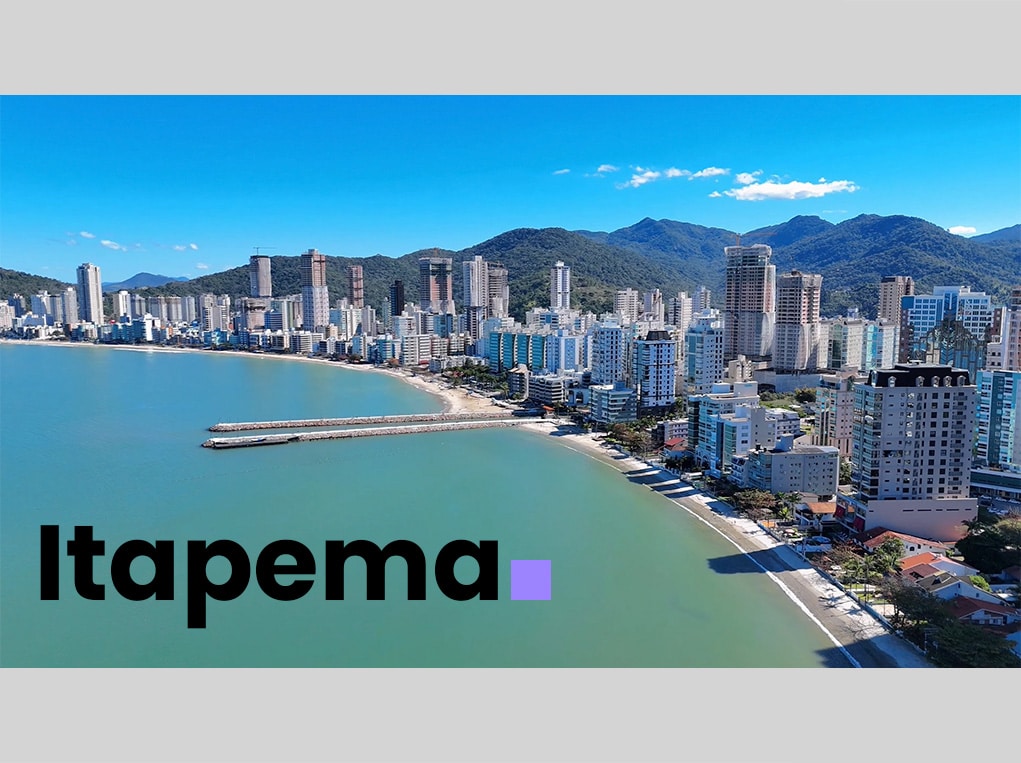 Vista panorâmica de Itapema, Brasil, com prédios altos e praia azul.