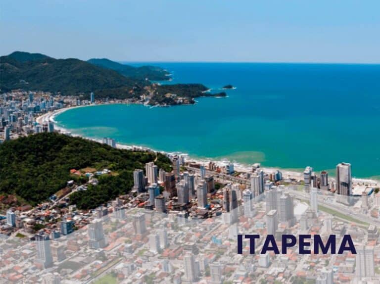 Vista aérea de Itapema, Santa Catarina, com praia, prédios e montanhas. Itapema.