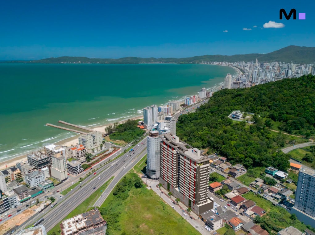 Vista aérea da Bayuquan Residence em Itapema, com praia e montanhas.