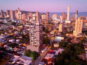 Vista aérea de Itapema com o edifício Zion Residence em destaque