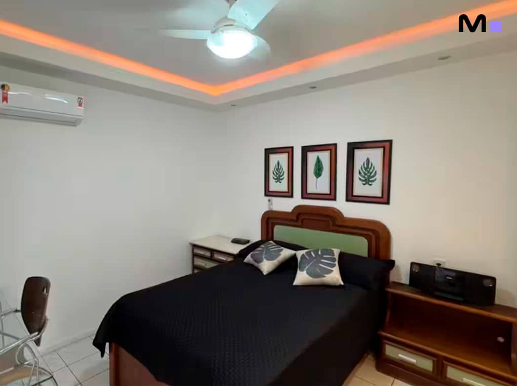 Quarto aconchegante no Residencial Oceânico com cama de casal e decoração moderna.