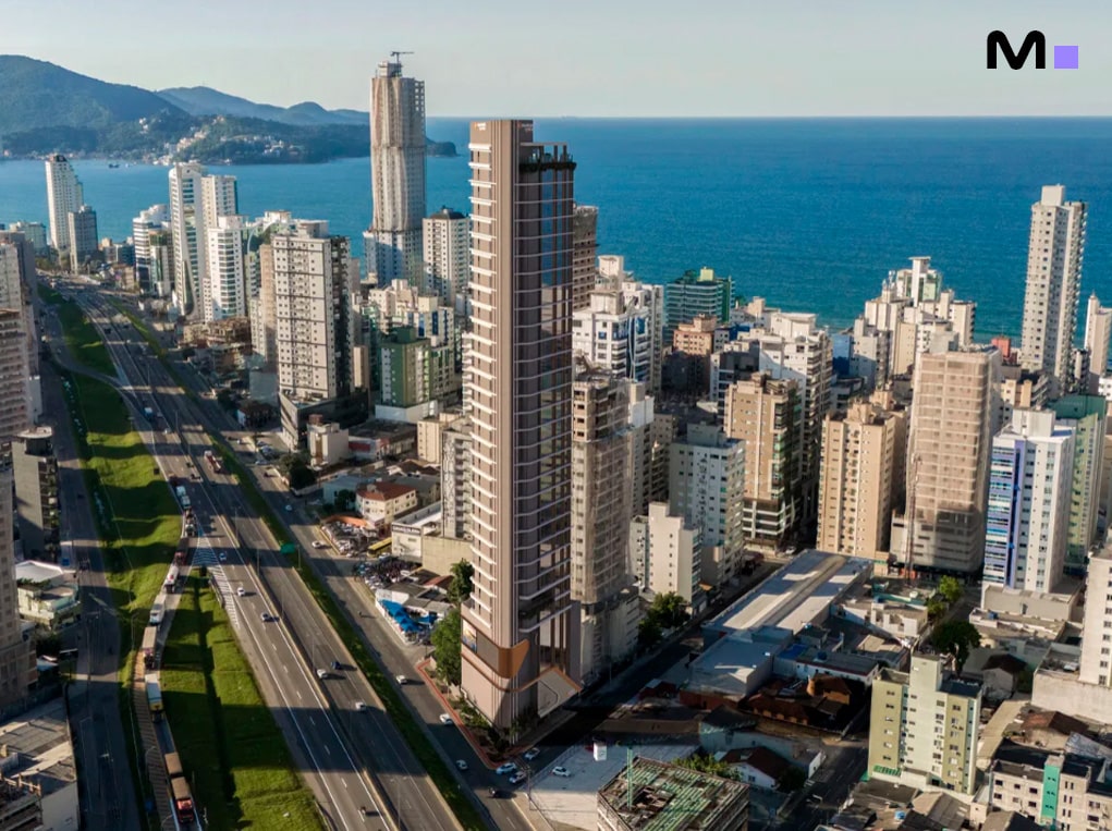 Vista aérea do Piatto Residenziale em Balneário Camboriú, com edifícios e o oceano ao fundo.