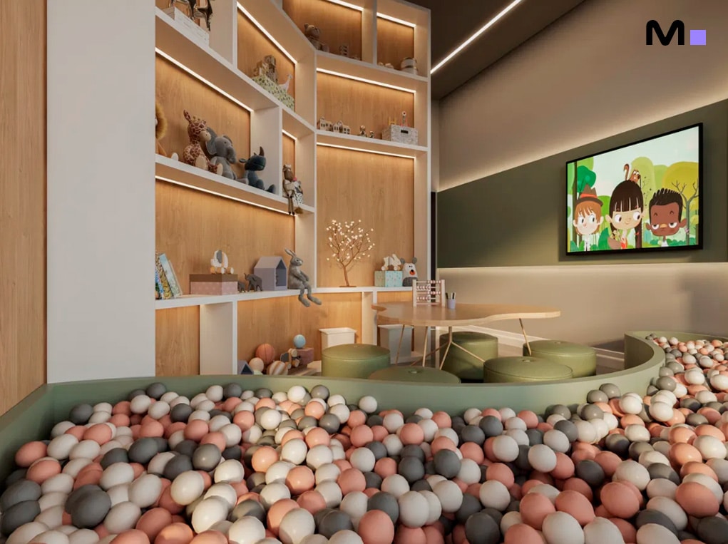 Sala de jogos infantil Piatto Residenziale com piscina de bolinhas, prateleiras de brinquedos e TV.
