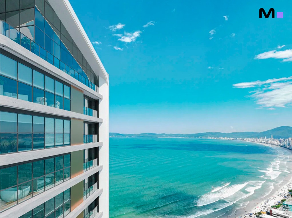 Vista do Redentor Residencial com oceano azul e praia em Itapema.