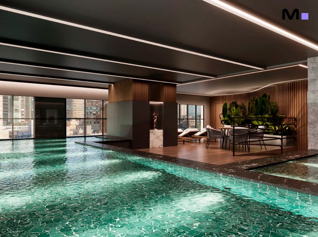 Piscina interna luxuosa do Piatto Residenziale com vista para a cidade.