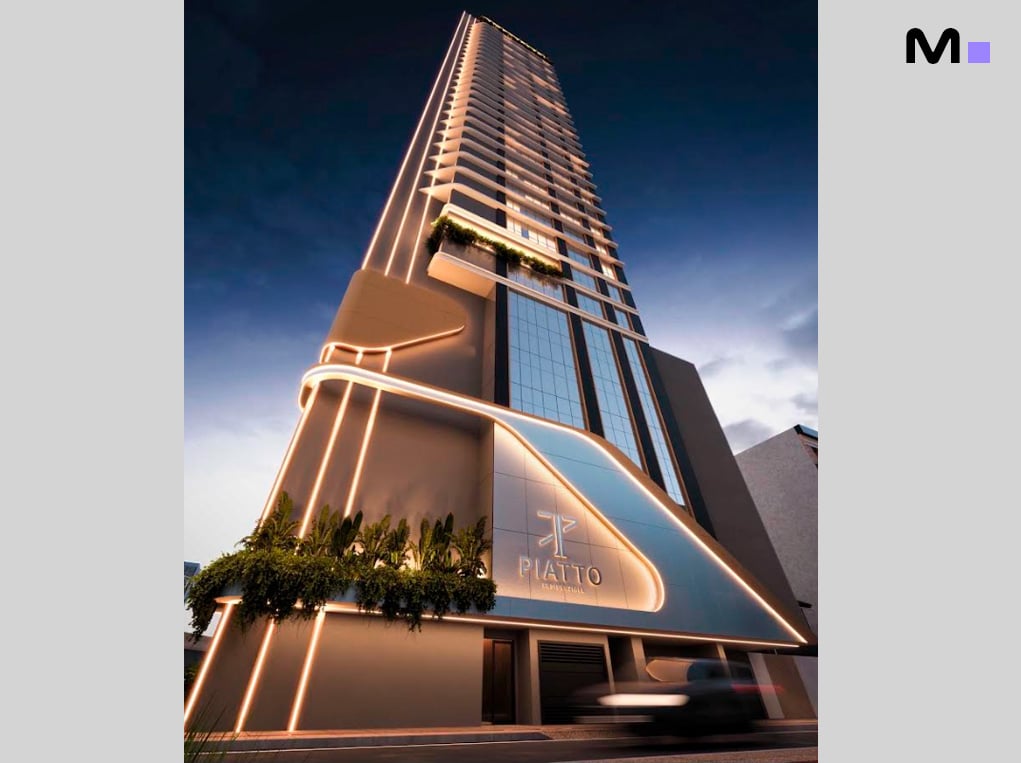 Edifício Piatto Residenziale iluminado à noite. Arquitetura moderna e elegante.