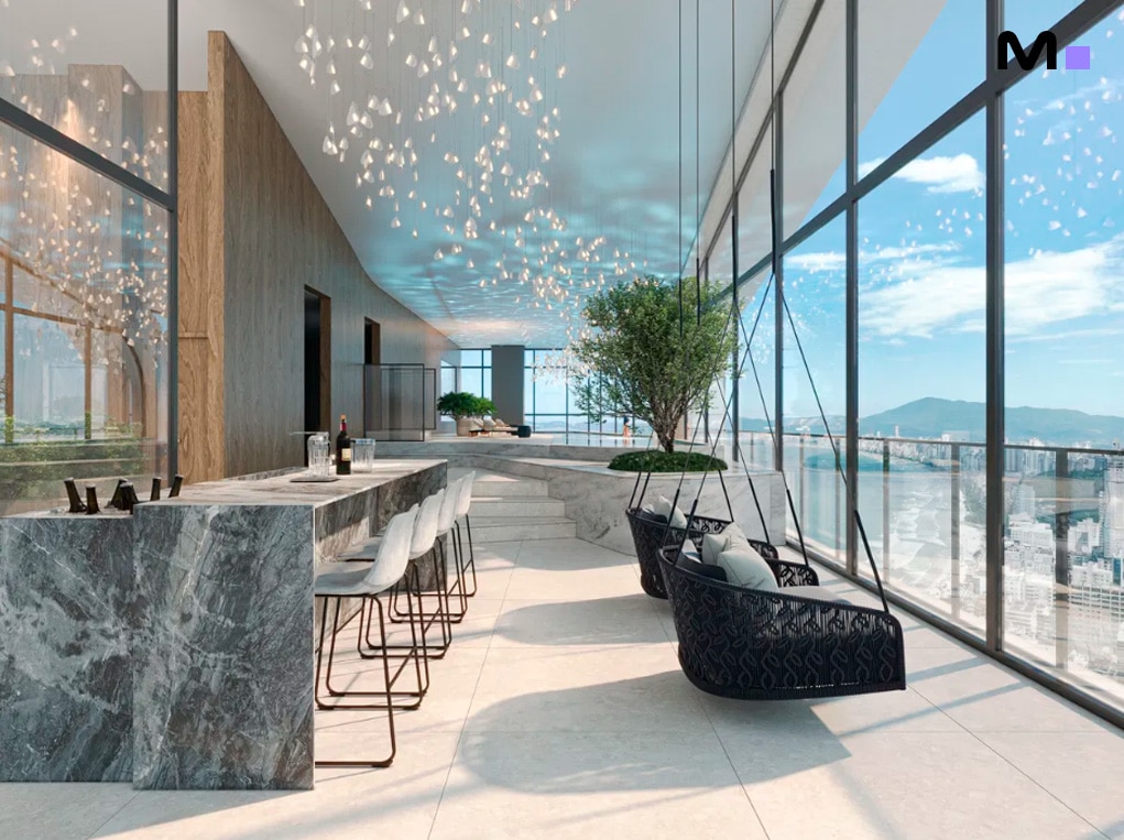 Interior moderno do Redentor Residencial com vista panorâmica da cidade e balanços suspensos.