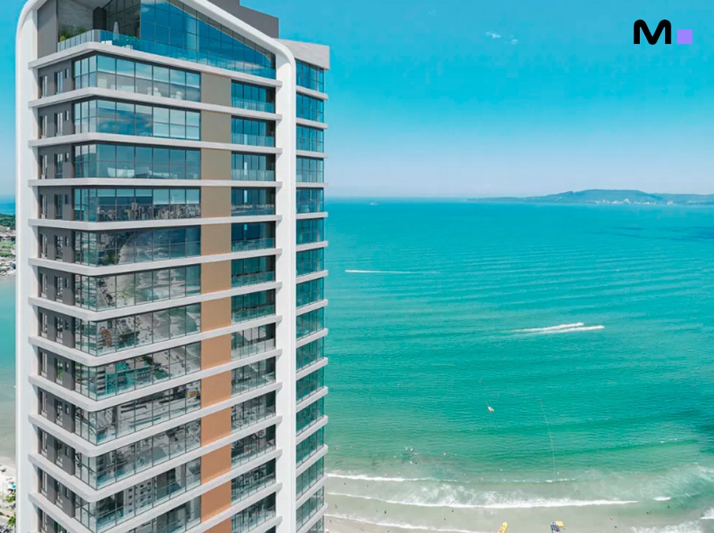Edifício Redentor Residencial à beira-mar com vista para o oceano azul.