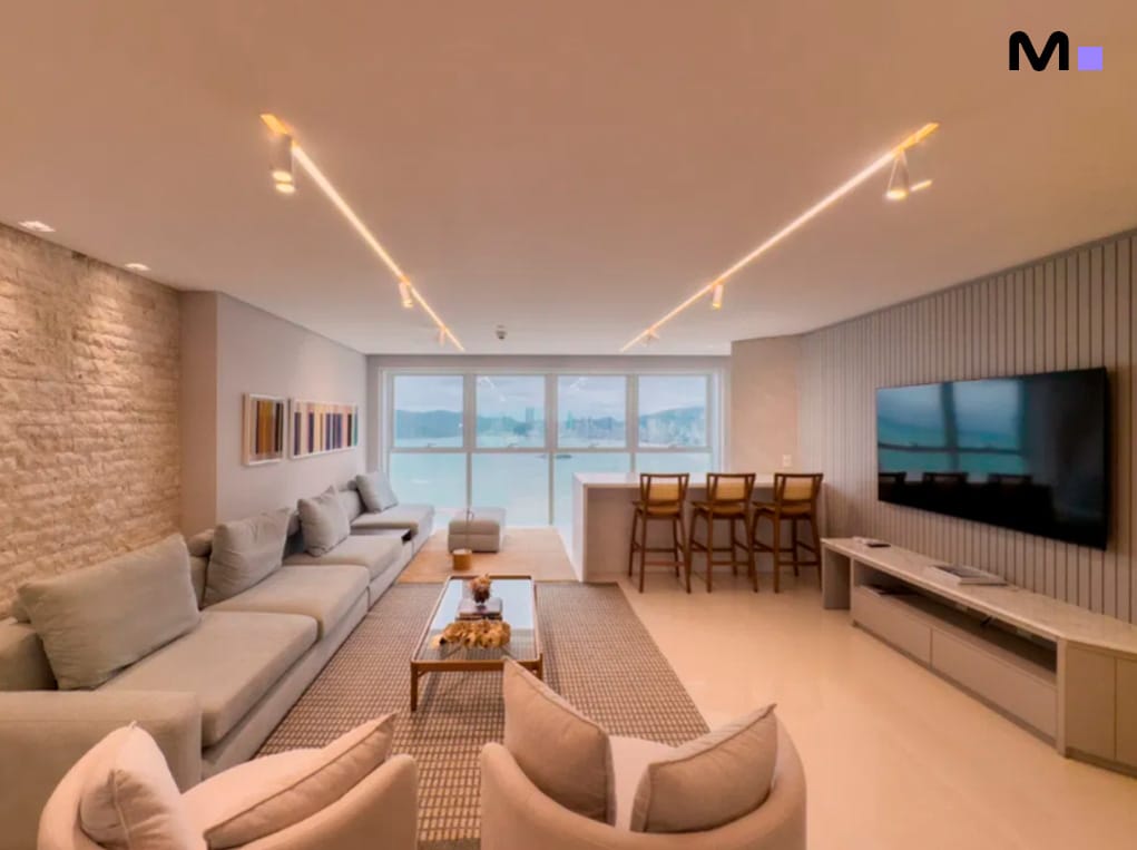 Sala de estar moderna no Infinity Coast Residence com vista para o mar e design elegante.
