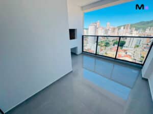 Varanda moderna com vista da cidade no Edifício Ocean Cay.