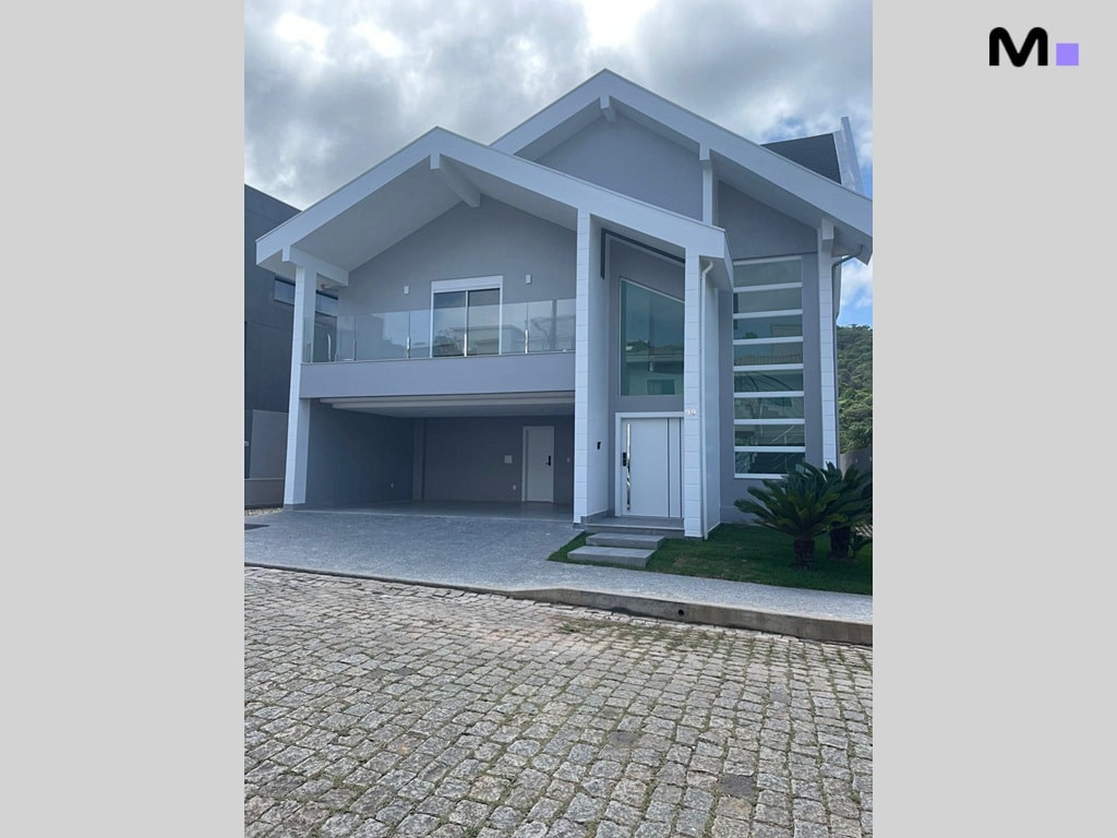 Casa moderna no Condomínio House Haras com garagem e detalhes arquitetônicos brancos.