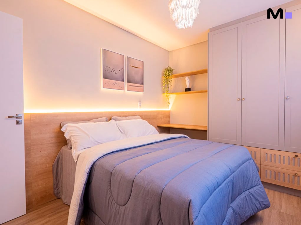 Quarto aconchegante do Edifício Leblon Residence com cama de casal e decoração moderna.