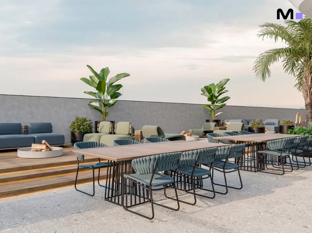 Terraço moderno do Axion Towers com mesas, cadeiras e plantas em vasos.