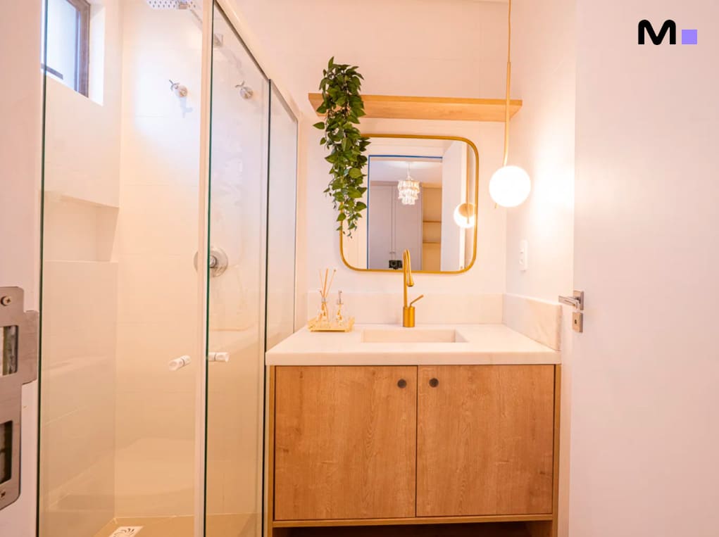 Banheiro moderno com pia de madeira e box de vidro.