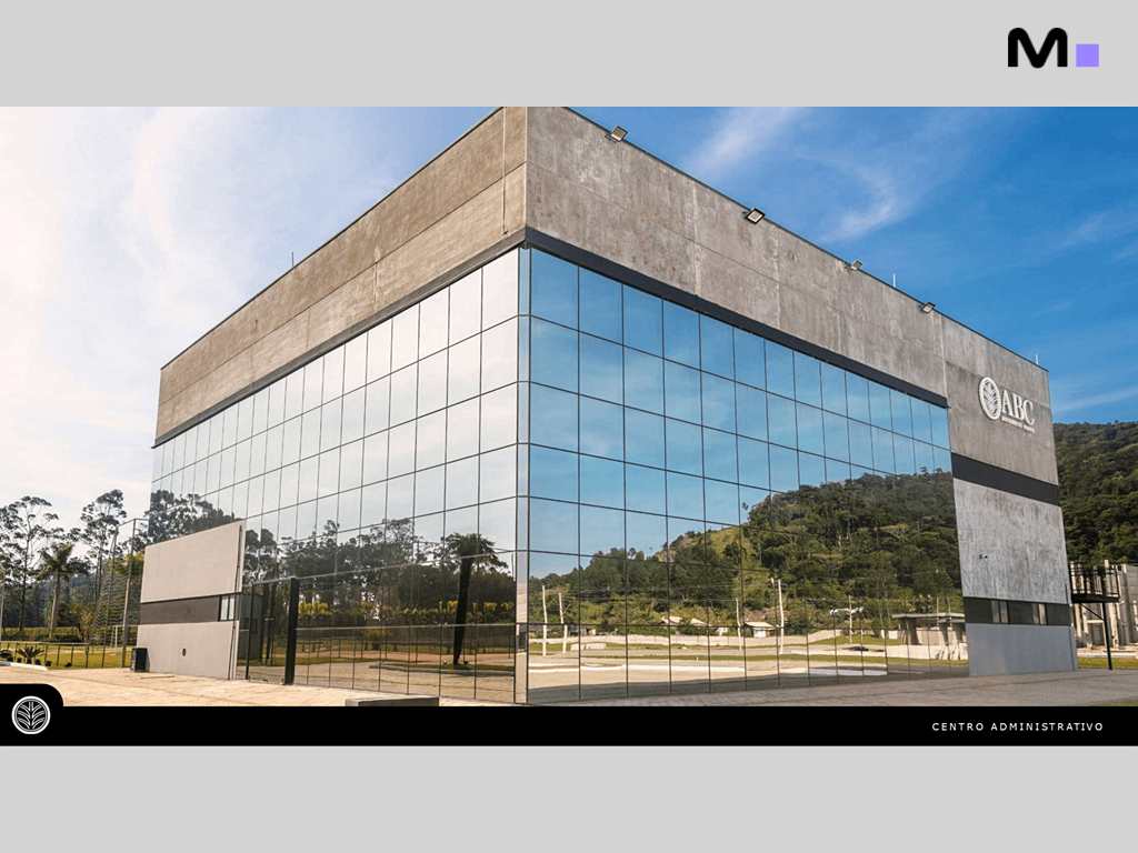 Edifício moderno do ABC Business Park com fachada de vidro espelhada.