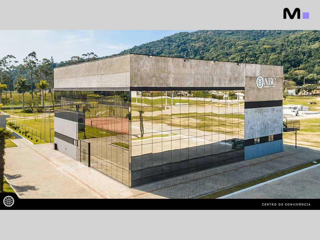 Edifício moderno no ABC Business Park com fachada de vidro refletindo a paisagem.