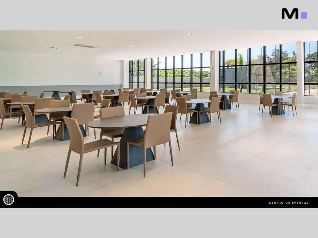 Salão de eventos com mesas e cadeiras no ABC Business Park. Espaço amplo e iluminado.