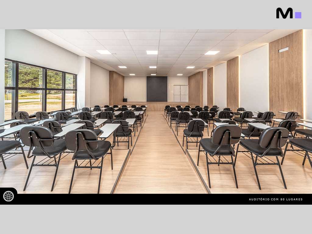 Auditório moderno e bem iluminado no ABC Business Park, com cadeiras pretas e capacidade para 80 lugares.