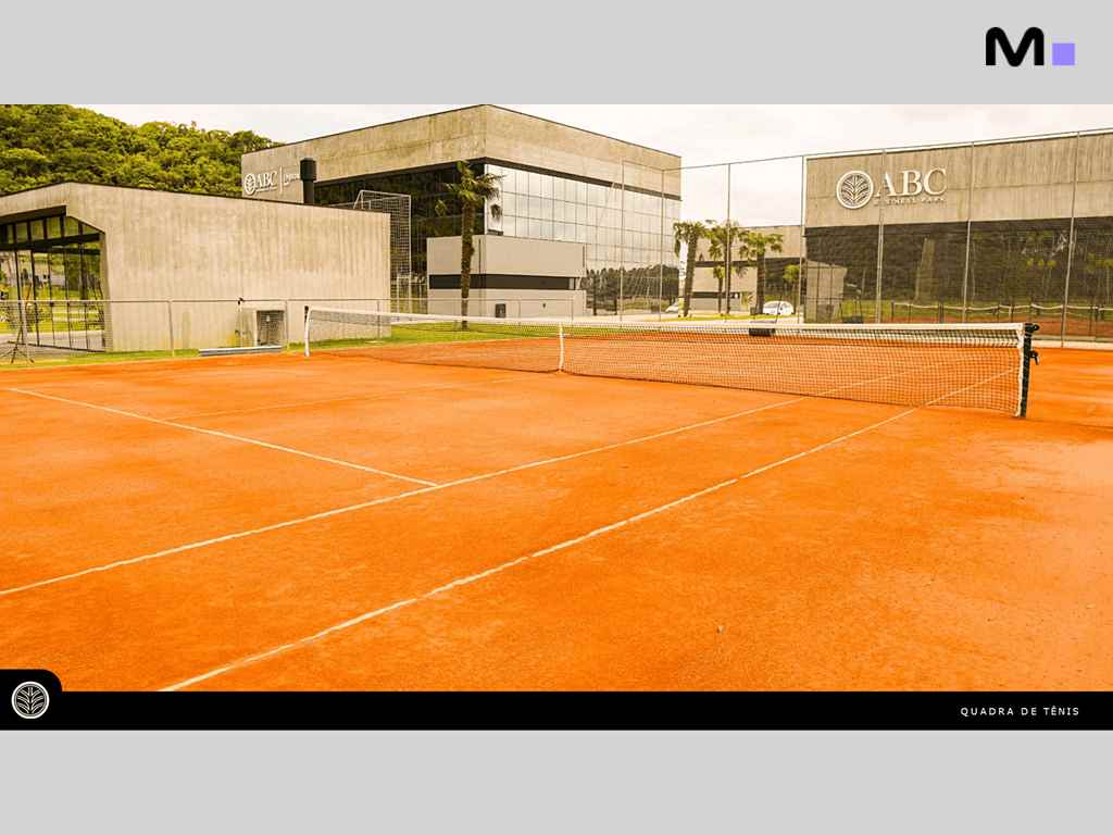 Quadra de tênis no ABC Business Park, com edifícios modernos ao fundo.