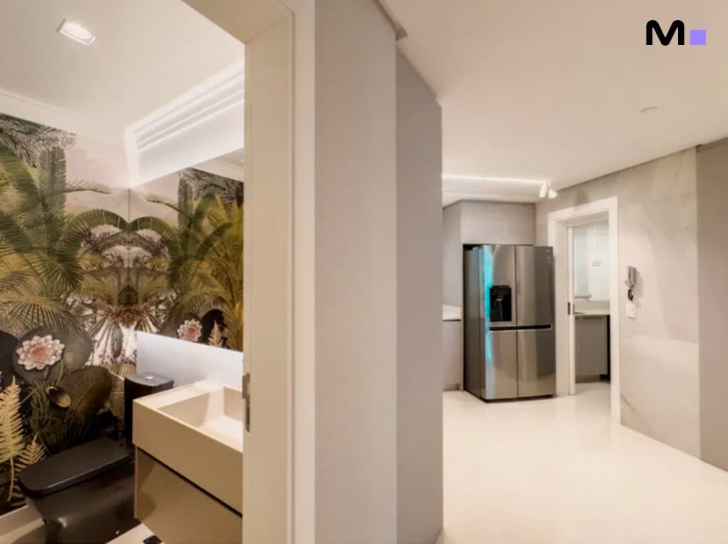 Interior moderno com banheiro tropical e cozinha com geladeira inox no Infinity Coast Residence.