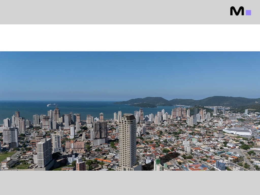 Vista panorâmica de Balneário Camboriú, com prédios altos e o mar ao fundo.
