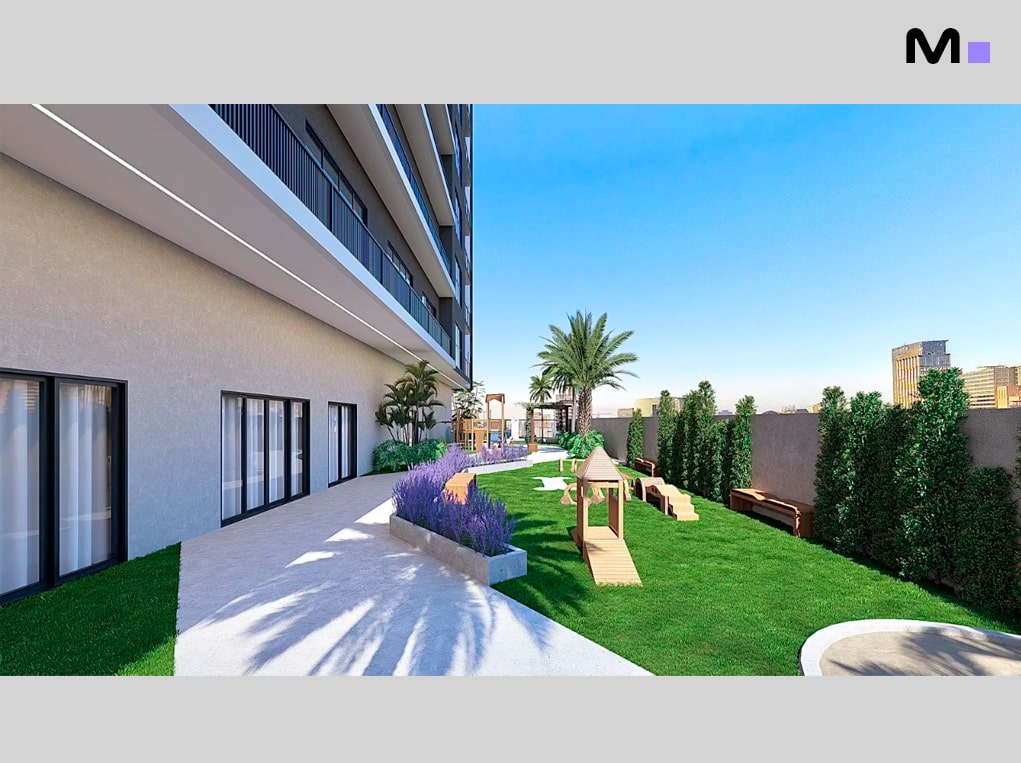 Área de lazer ao ar livre com gramado, brinquedos e paisagismo em prédio residencial moderno.