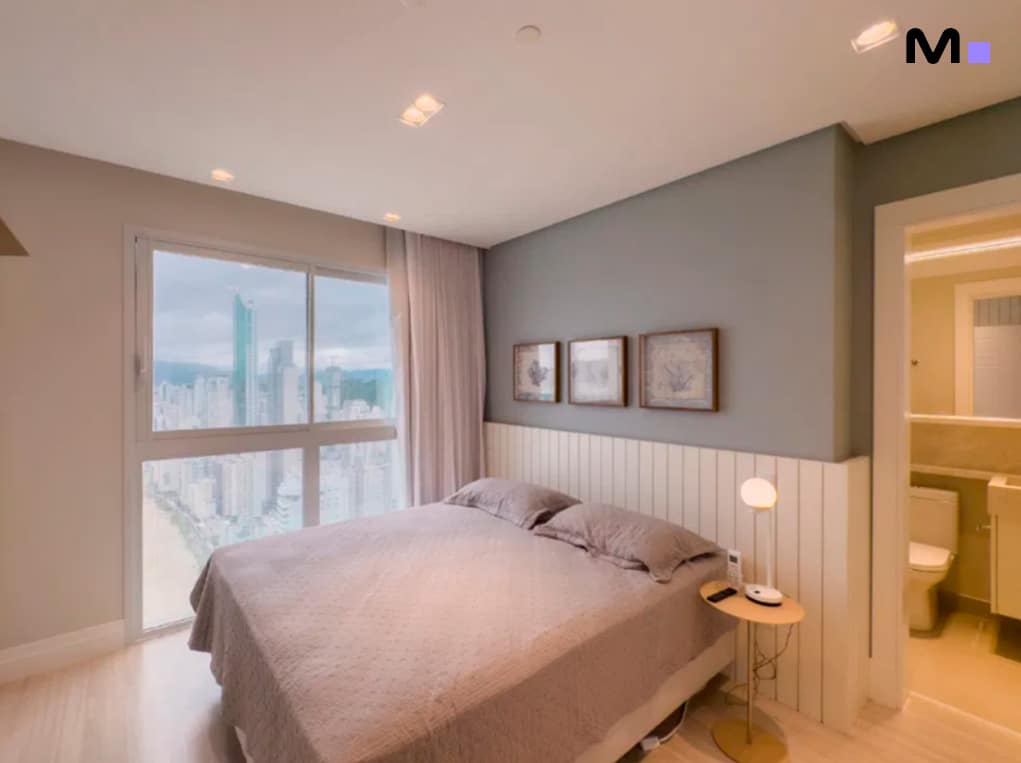 Quarto iluminado no Edifício Leblon Residence com vista para a cidade e o mar.