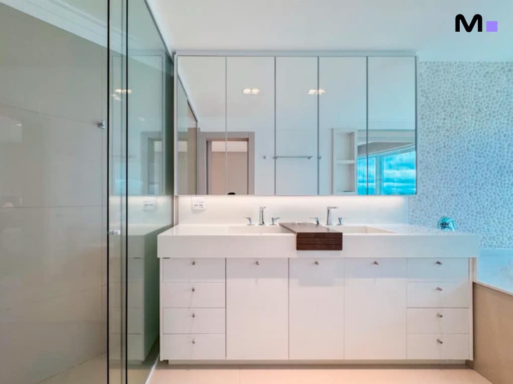 Banheiro moderno e clean no Infinity Coast Residence.