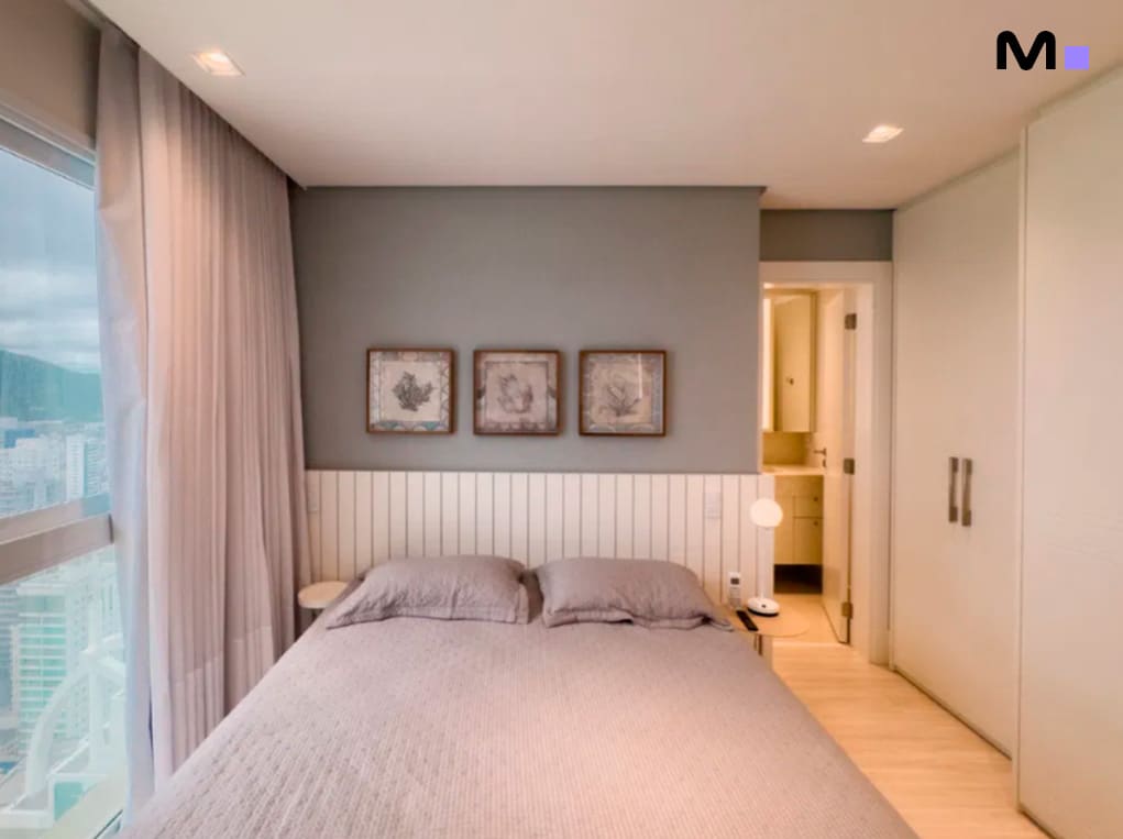 Quarto aconchegante com cama de casal, vista da cidade e decoração moderna no Infinity Coast Residence.