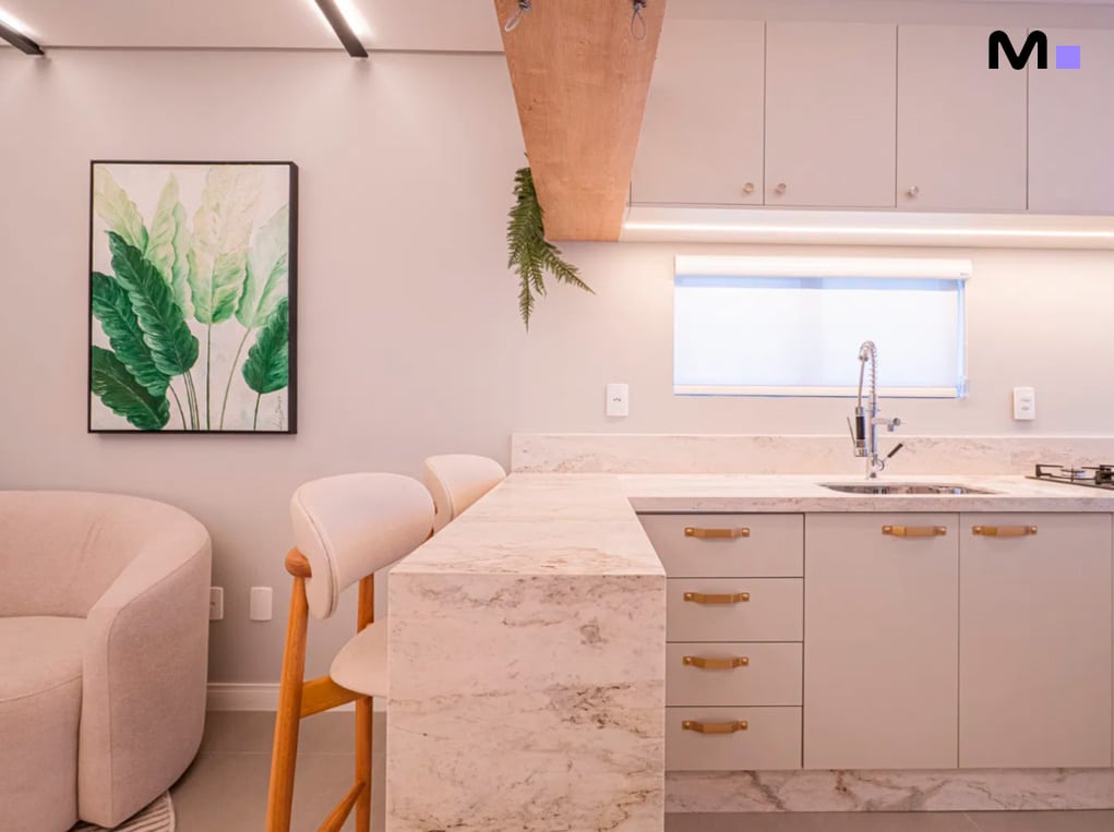 Cozinha moderna e minimalista no Edifício Leblon Residence, com bancada de mármore e decoração clean.