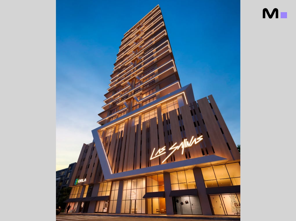 Residência Las Salinas: Vista externa do edifício moderno e iluminado à noite.