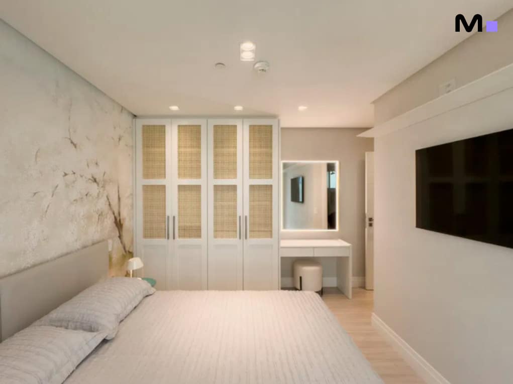 Quarto moderno com cama, guarda-roupa branco e espelho iluminado. Infinity Coast Residence.