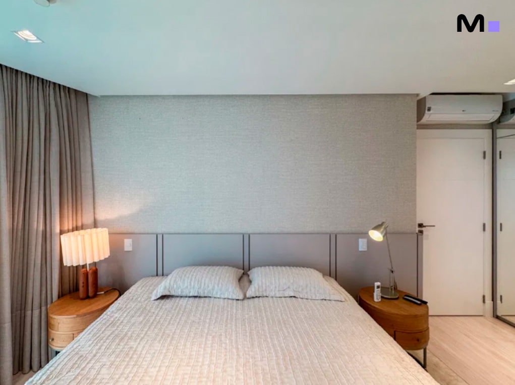 Quarto aconchegante no Infinity Coast Residence com cama de casal e decoração neutra.