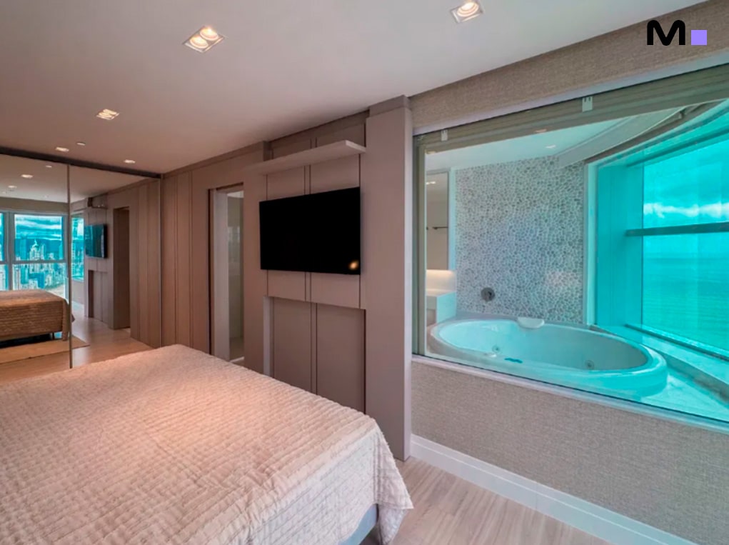 Quarto luxuoso com banheira de hidromassagem e vista panorâmica no Infinity Coast Residence.