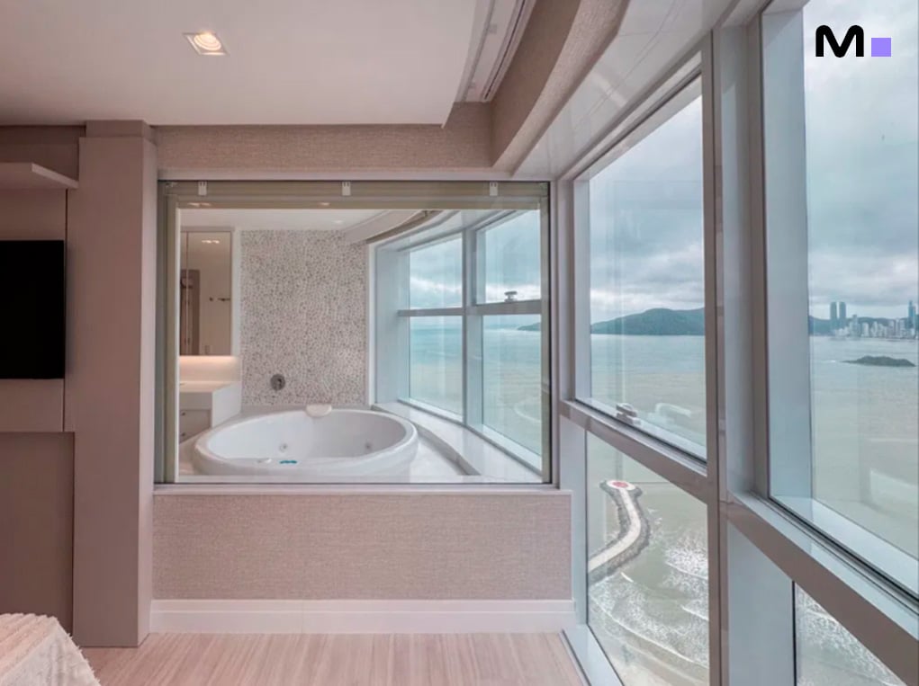 Banheira com vista para o mar na Infinity Coast Residence. Design moderno e relaxante.