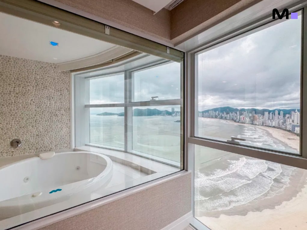 Banheira com vista para o mar no Infinity Coast Residence. Onda e praia.