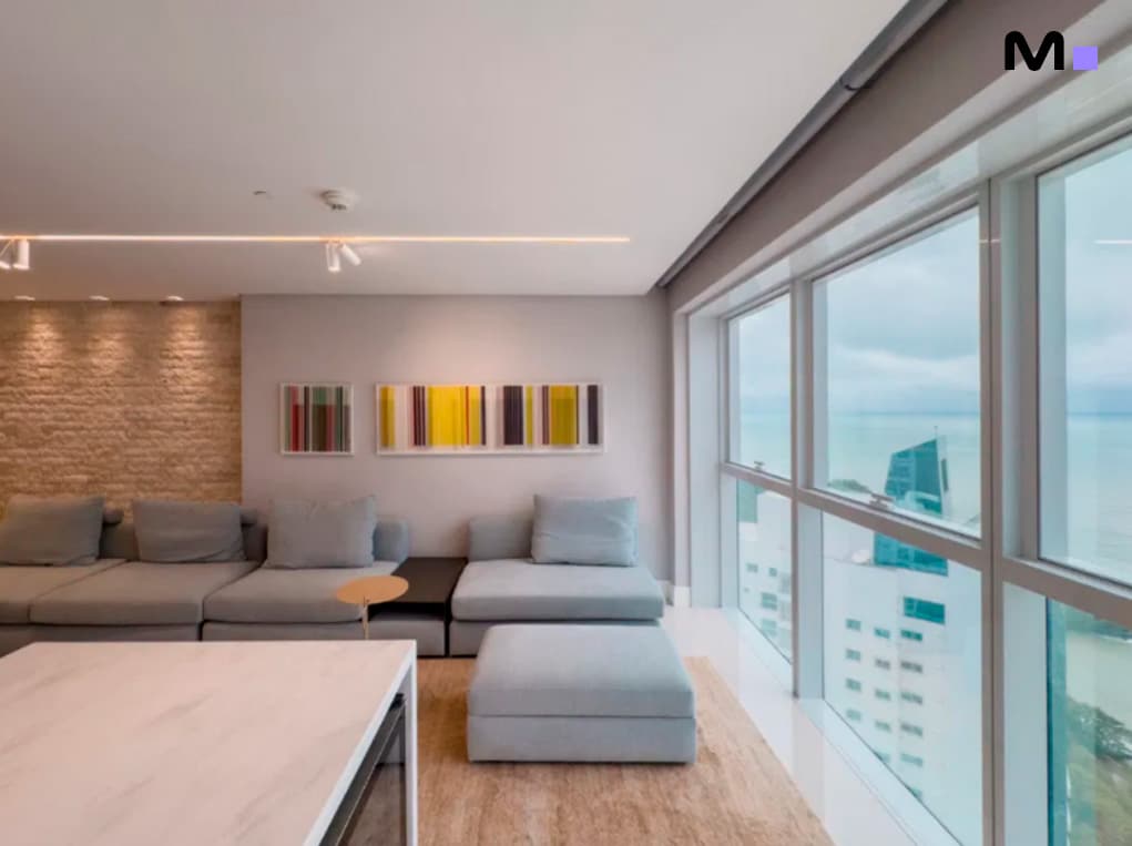 Sala de estar moderna no Infinity Coast Residence com vista para o mar.