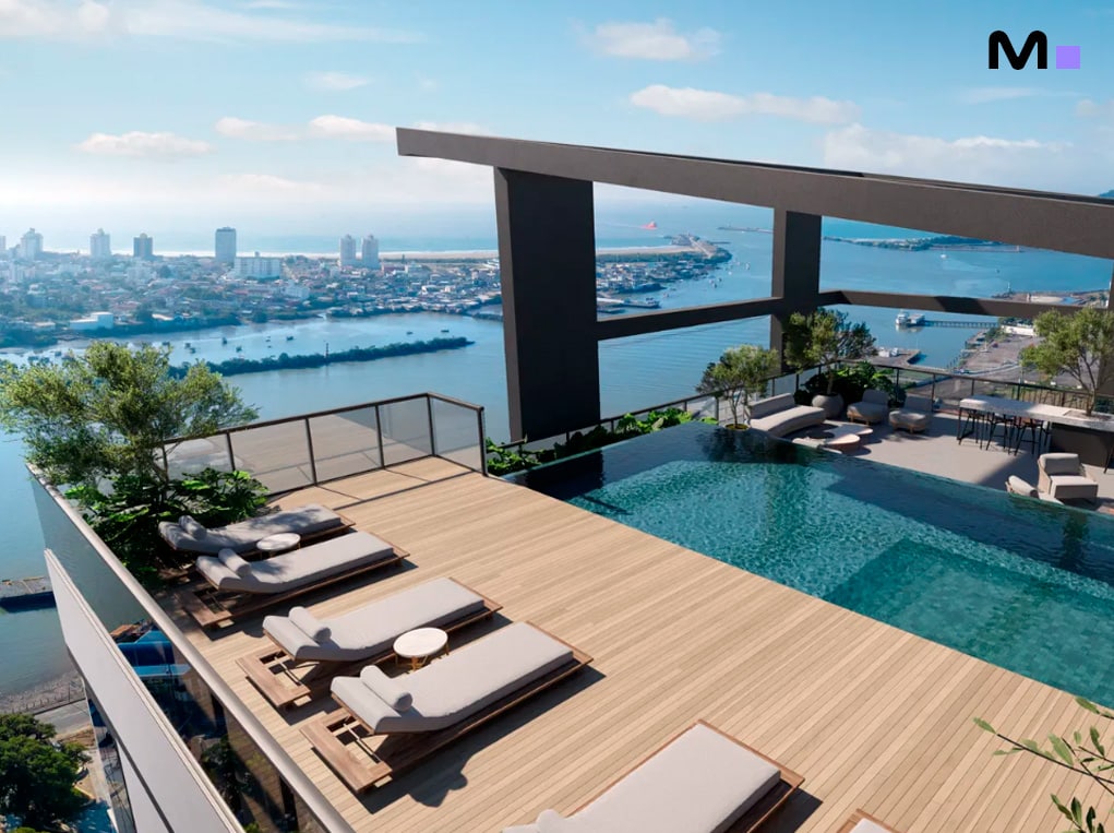 Vista da piscina no terraço do Down Town by Housi, com espreguiçadeiras e a cidade ao fundo.
