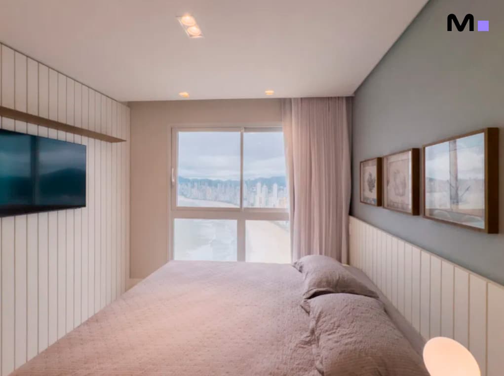 Quarto iluminado com cama de casal e vista para o mar no Infinity Coast Residence.