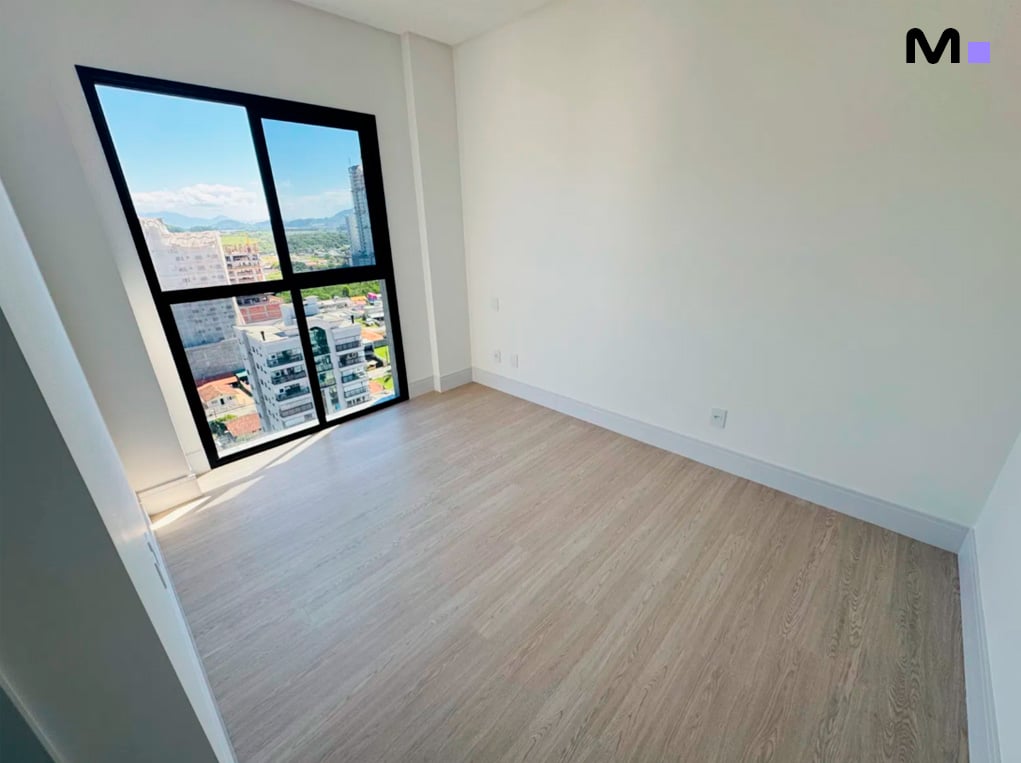 Quarto iluminado com vista da cidade no Edifício Ocean Cay.