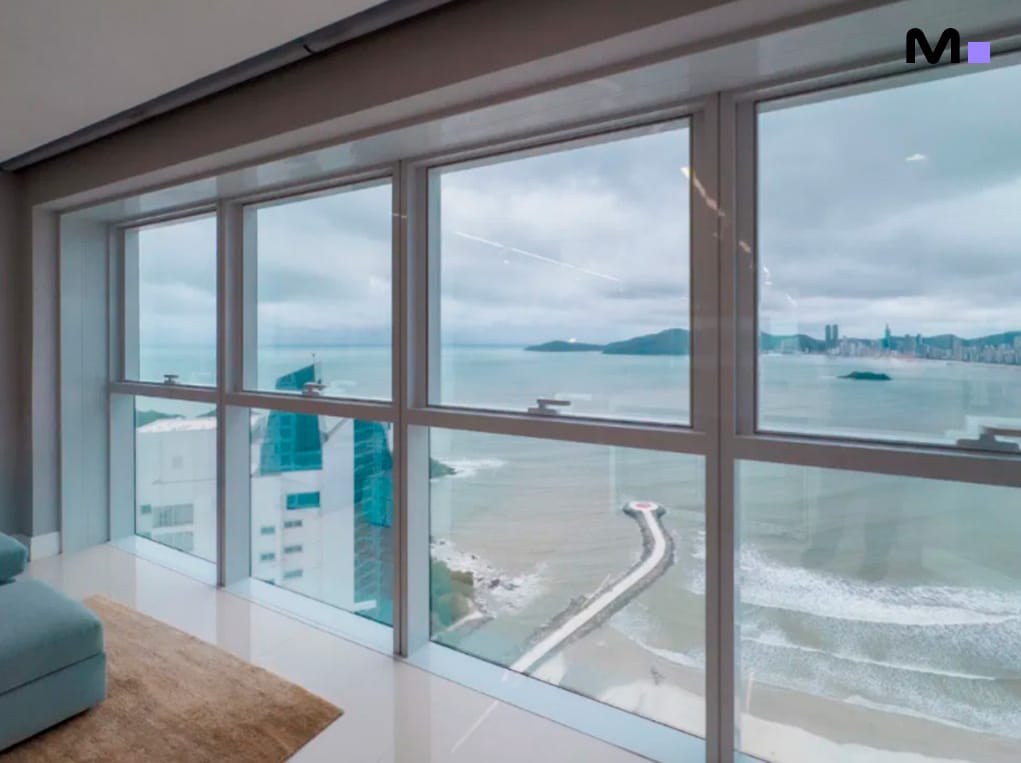 Vista do Infinity Coast Residence para o mar e a cidade. Apartamentos de luxo com vista panorâmica.