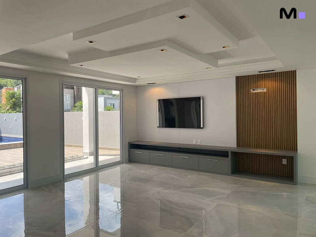 Sala de estar moderna e iluminada no Condomínio House Haras, com TV e piso reflexivo.