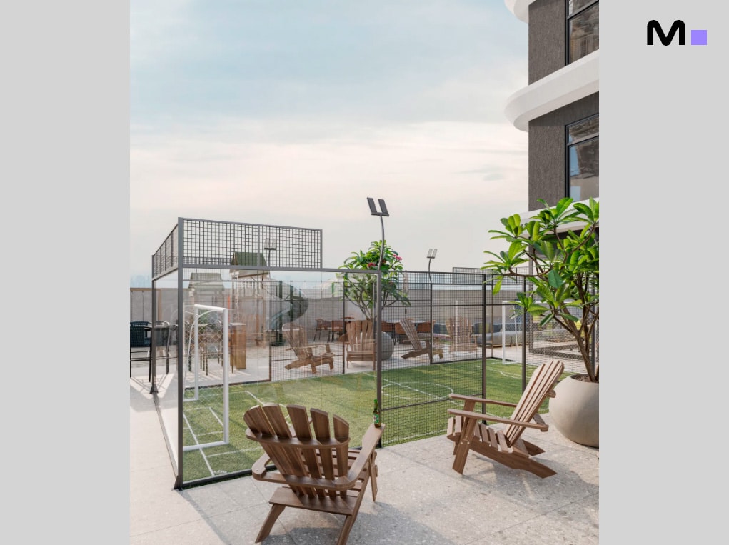 Área de lazer no terraço do Axion Towers com cadeiras de madeira e mini campo de futebol.