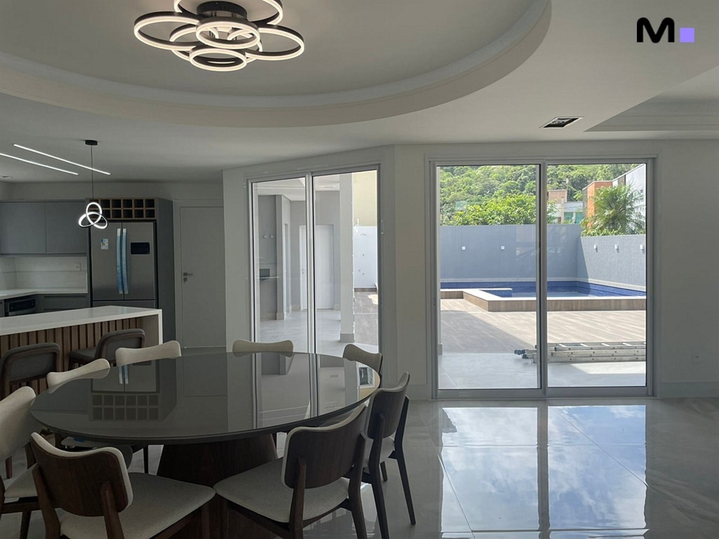 Sala de jantar moderna com vista para a piscina no Condomínio House Haras.