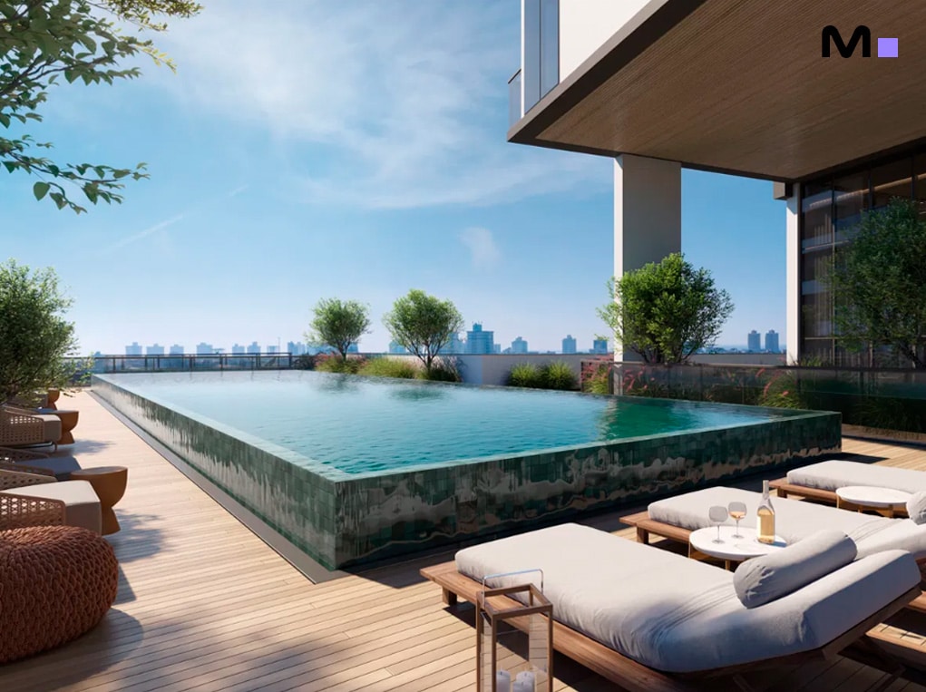 Piscina rooftop luxuosa no Down Town by Housi, com espreguiçadeiras e vista panorâmica da cidade.