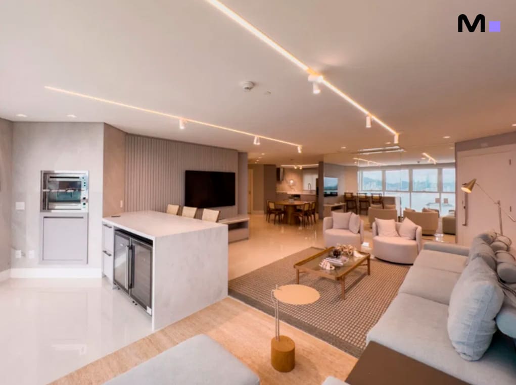 Interior moderno e amplo no Infinity Coast Residence, com sala de estar, cozinha e vista para o mar.