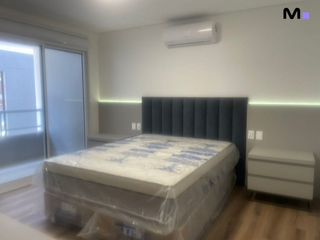 Quarto moderno com cama, cabeceira azul e ar condicionado no Condomínio House Haras.