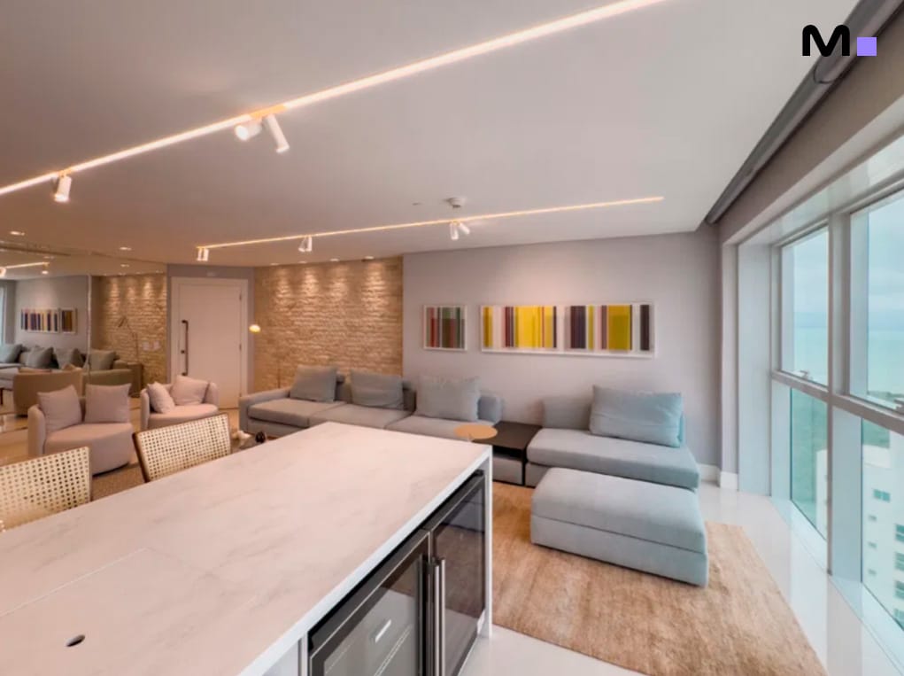 Sala de estar moderna e elegante no Infinity Coast Residence com sofás confortáveis e vista panorâmica.