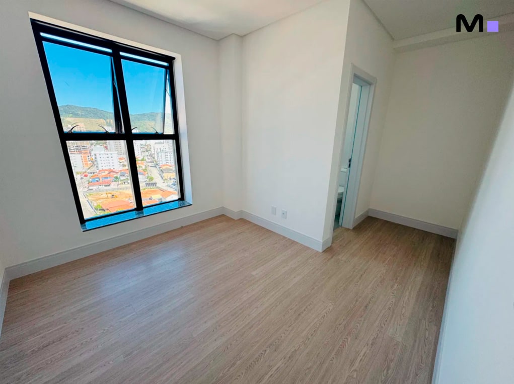 Quarto claro e arejado no Edifício Ocean Cay com janela e vista da cidade.