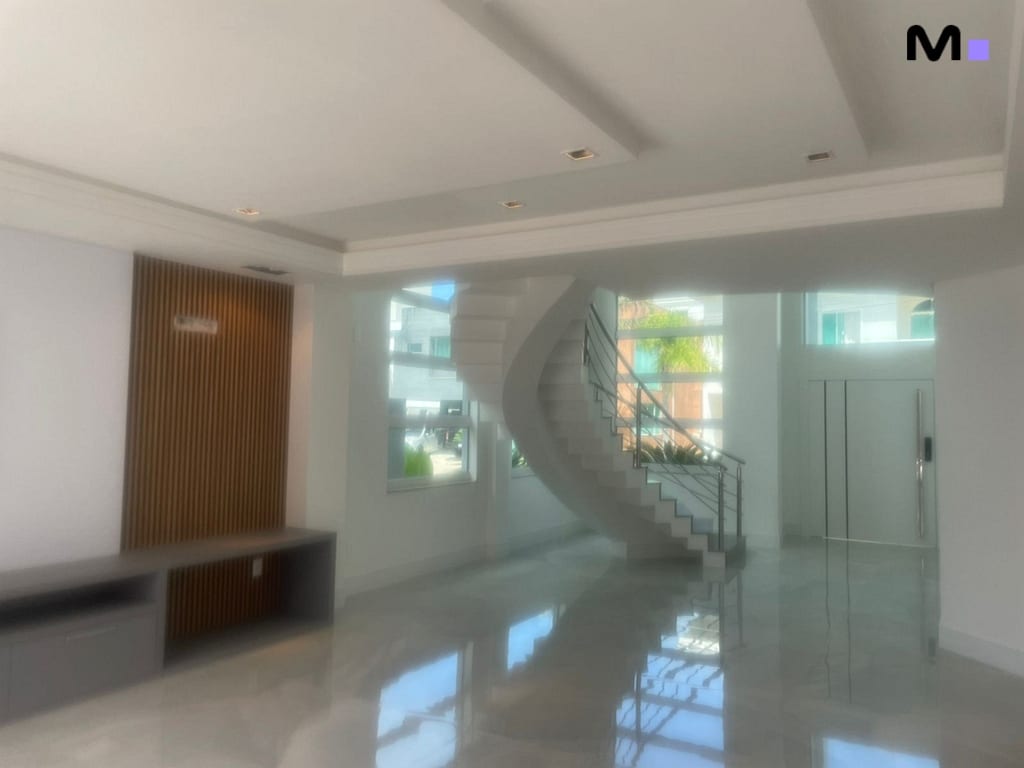Interior moderno com escada espiral e piso brilhante no Condomínio House Haras.